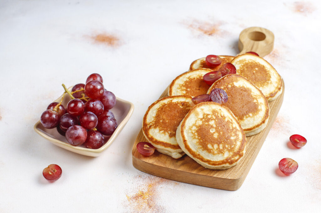 deliciosas panquecas com uvas vermelhas Easy Resize.com