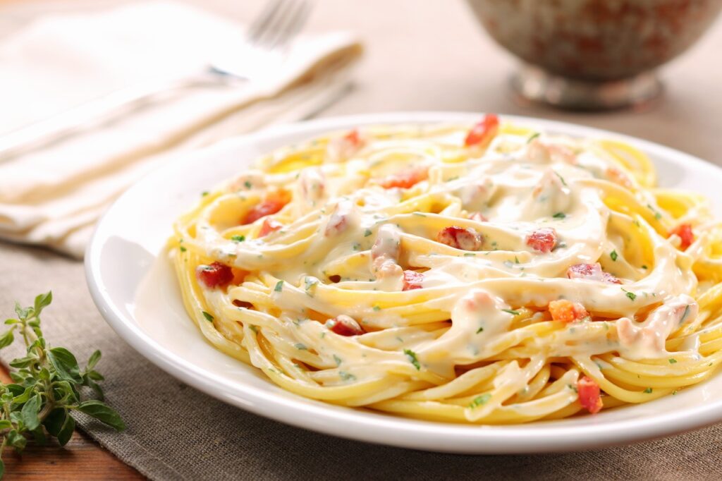 macarrao bacon molho branco 1 Easy Resize.com