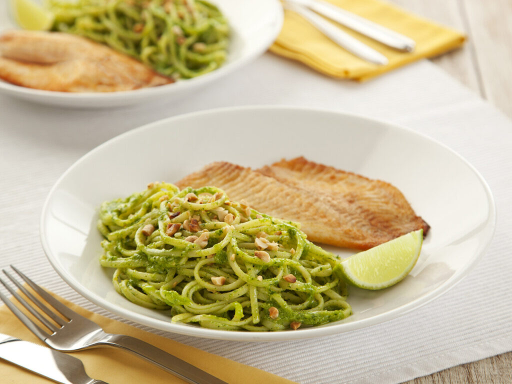 Baveti ao Pesto de Cheiro Verde com Tilapia Grelhada Easy Resize.com