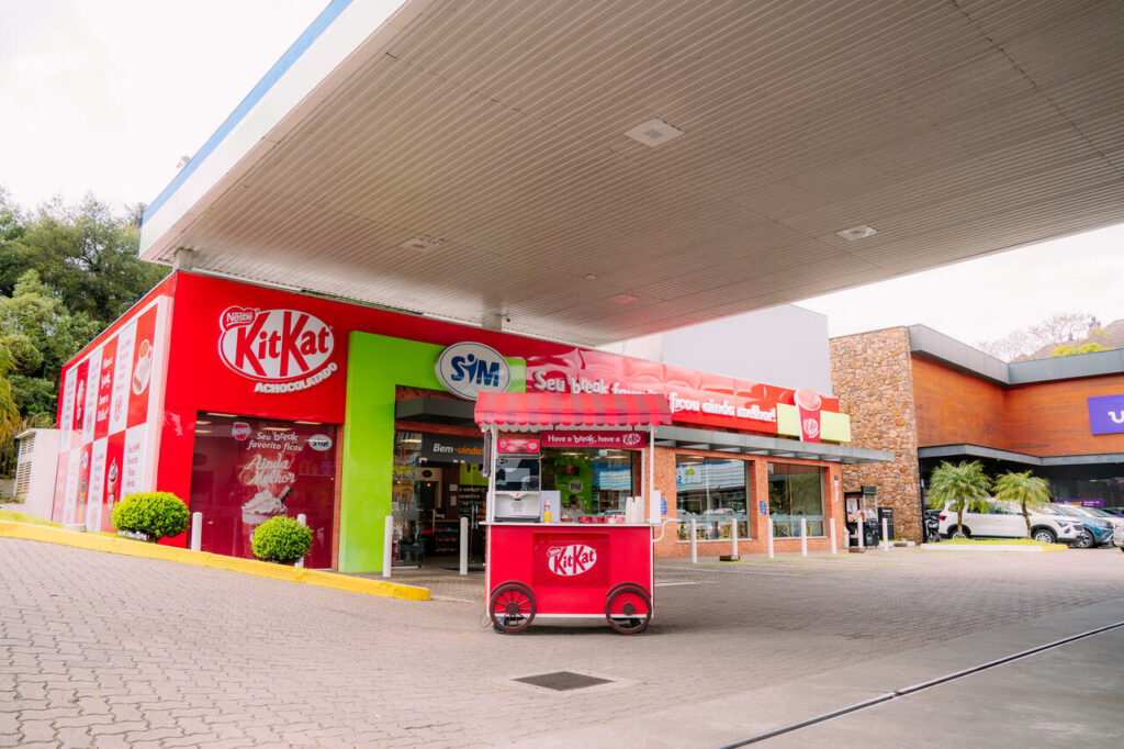 Carrinho de degustacao levara o KitKat® Achocolatado para postos da SIM Rede em 6 municipios do RS Credito Diogo Mendonca dos Santos Easy Resize.com