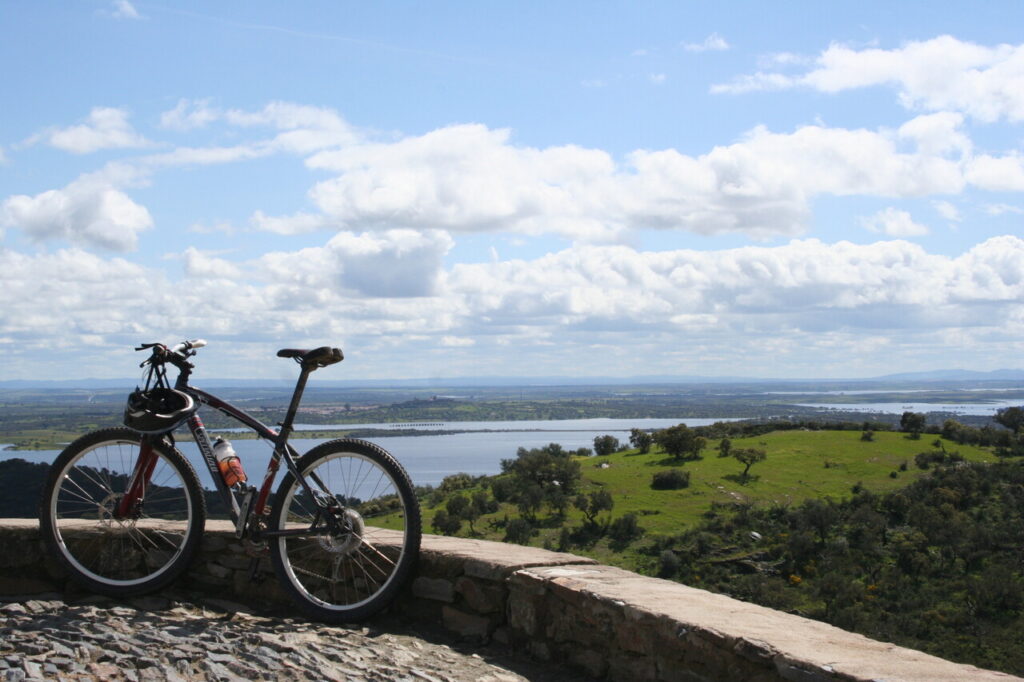 Passeio de bike Alqueva credito Turismo do Alentejo Easy Resize.com