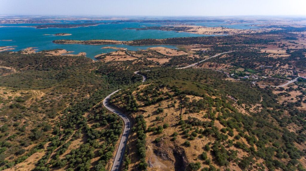 Vista panoramica da regiao do Alqueva credito Turismo do Alentejo Easy Resize.com
