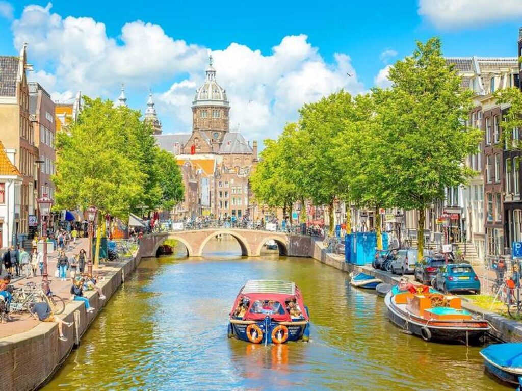 amsterdam 1 Easy Resize.com