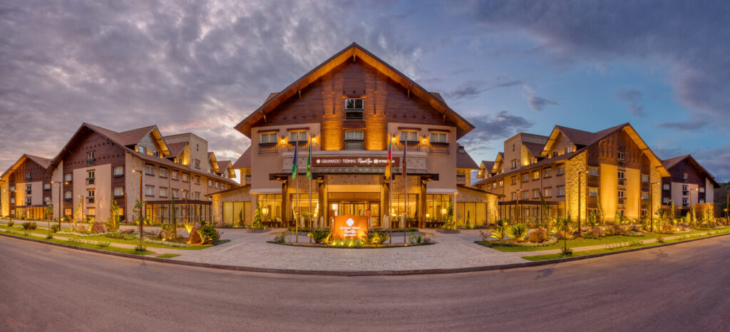 Em clima de Natal Luz, Wyndham Gramado apresenta decoração e programação temática 2 Wyndham Gramado Fachada Easy Resize.com