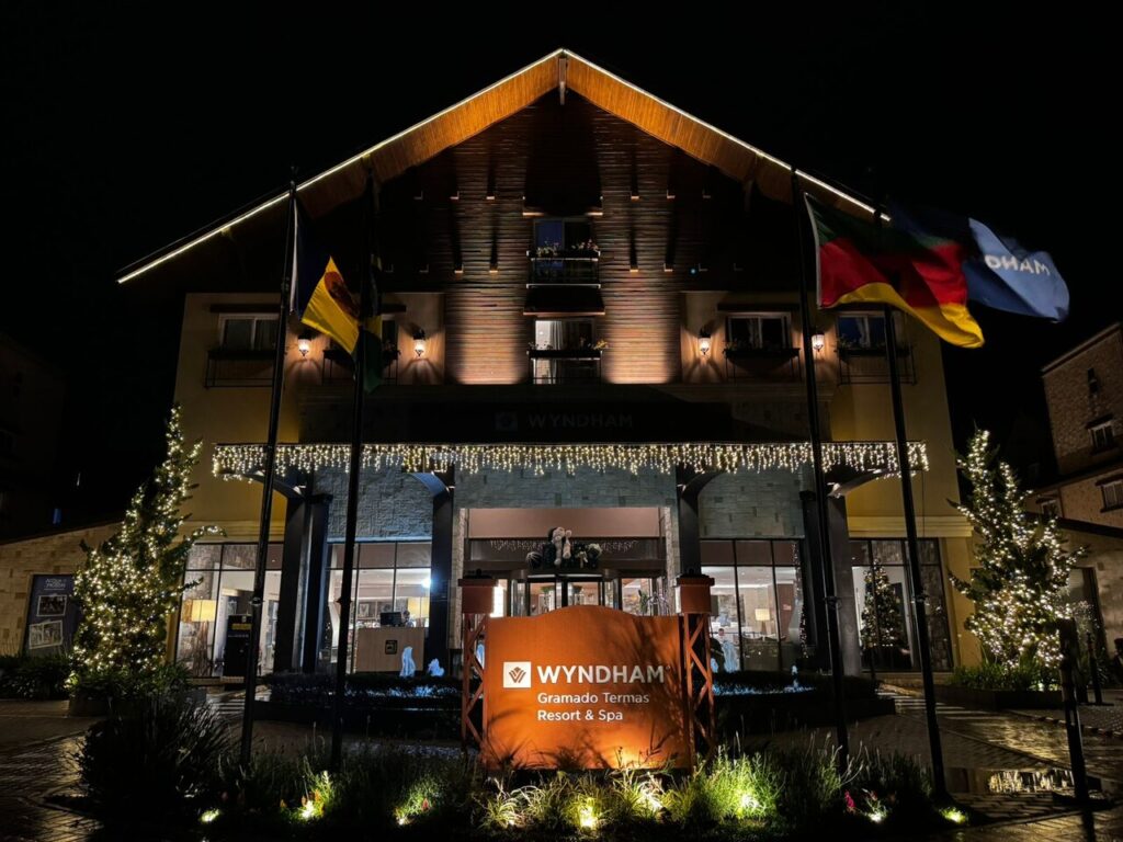Em clima de Natal Luz, Wyndham Gramado apresenta decoração e programação temática 3 Wyndham Gramado enfeitado para Natal Luz DIVULGACAO Easy Resize.com