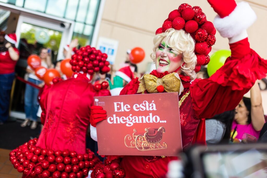 Chegada do Papai Noel na Grande São Paulo e no Rio de Janeiro tem passeios em carro aberto, bandas natalinas e personagens lúdicos 3 @nortefilmes @danylomarttins 108 Easy Resize.com 1