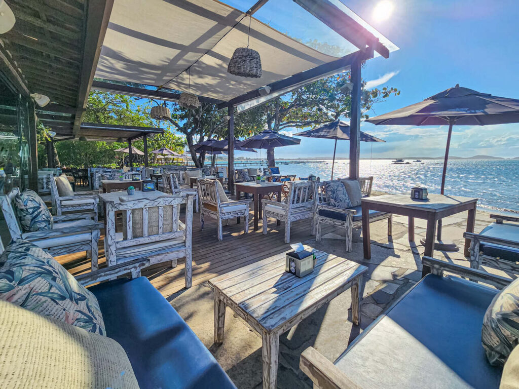 Restaurantes imperdíveis para aproveitar Búzios durante a semana 4 Anexo Praia Area externa Easy Resize.com