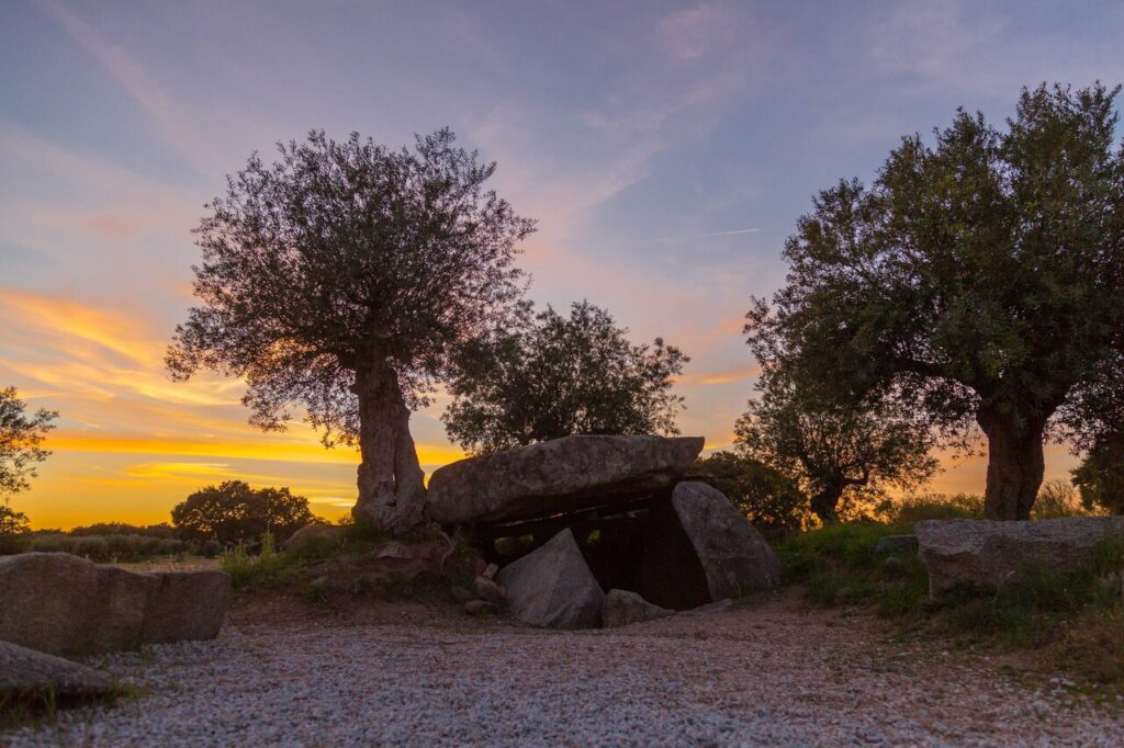 Caminhar pelo Alentejo é o melhor jeito de descobrir a essência da região 2 Anta do Olival Reguengos de Monsaraz Turismo do Alentejo Easy Resize.com