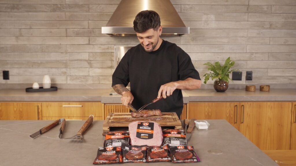 Arrascaeta convida atacante Pedro para um churrasco com Perdigão Na Brasa 4 Arrascaeta e Perdigao 1 Easy Resize.com