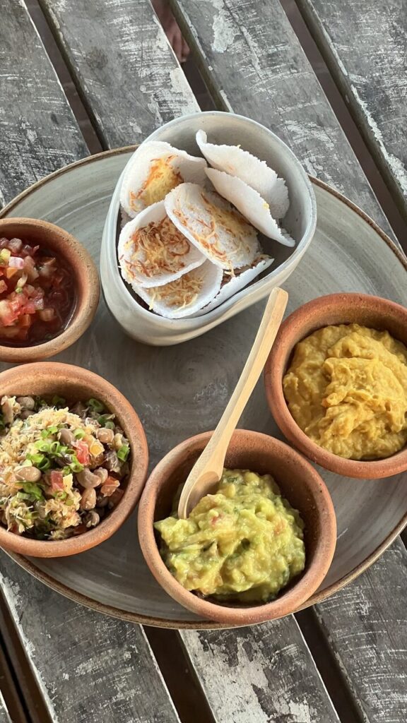 Pousada estrela d’água convida as chefs neka menna barreto e katia lyra para criarem o novo menu de seus restaurantes 4 Bocados vatapa guacamole siri com feijao verde e vinagrete apimentado bolachas finitas de tapioca Easy Resize.com