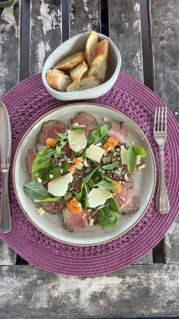 Pousada estrela d’água convida as chefs neka menna barreto e katia lyra para criarem o novo menu de seus restaurantes 3 Carpaccio de rosbife Easy Resize.com