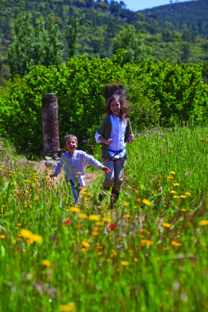Caminhar pelo Alentejo é o melhor jeito de descobrir a essência da região 13 Criancas e adultos podem se divertir camonhando pelo Alentejo Turismo do Alentejo Easy Resize.com