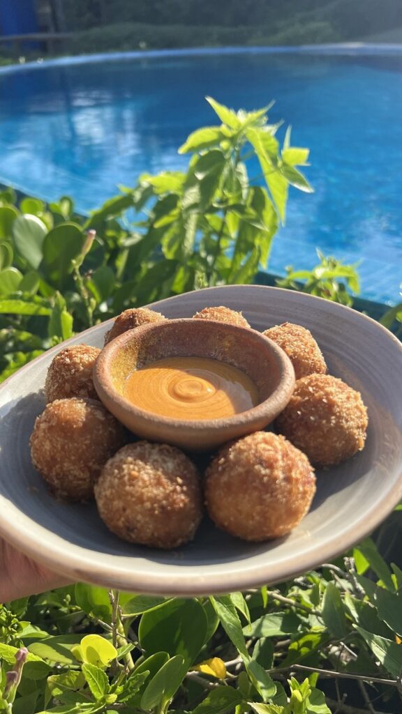 Pousada estrela d’água convida as chefs neka menna barreto e katia lyra para criarem o novo menu de seus restaurantes 5 Croqueta de polvo Easy Resize.com