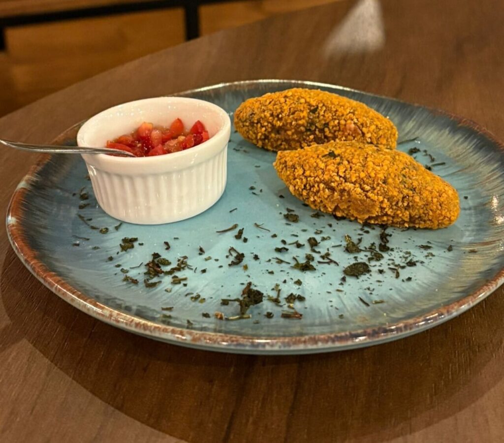 Festival Bom Gourmet estreia em São Paulo com menus completos a preços fixos 9 Croquete de costela bovina com vinagrete picante QUE VINO Easy Resize.com