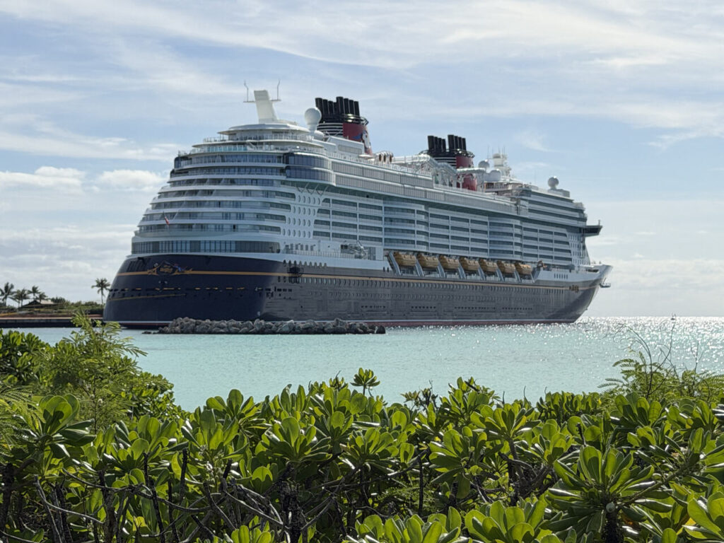 Brasileira alcança a marca de 50 cruzeiros Disney realizados 2 Disney Destiny em Castaway Cay Easy Resize.com