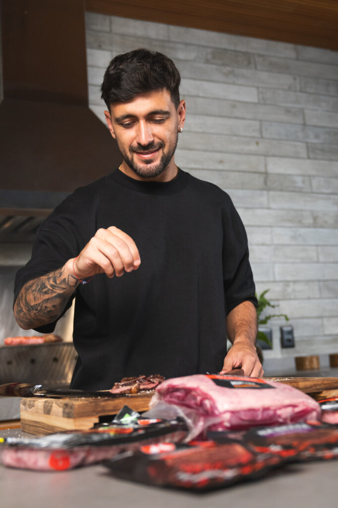 Arrascaeta convida atacante Pedro para um churrasco com Perdigão Na Brasa 3 IMG 6938 Easy Resize.com