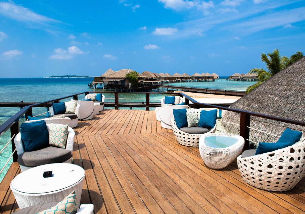 Quatro ilhas, quatro experiências únicas: por que os Adaaran Resorts são o destino imperdível deste verão nas Maldivas 12 Kandolhi Bar 1 Easy Resize.com