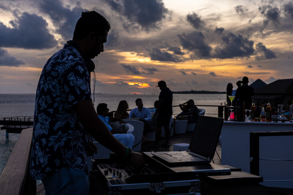 Quatro ilhas, quatro experiências únicas: por que os Adaaran Resorts são o destino imperdível deste verão nas Maldivas 10 Kandolhi Bar DJ Easy Resize.com