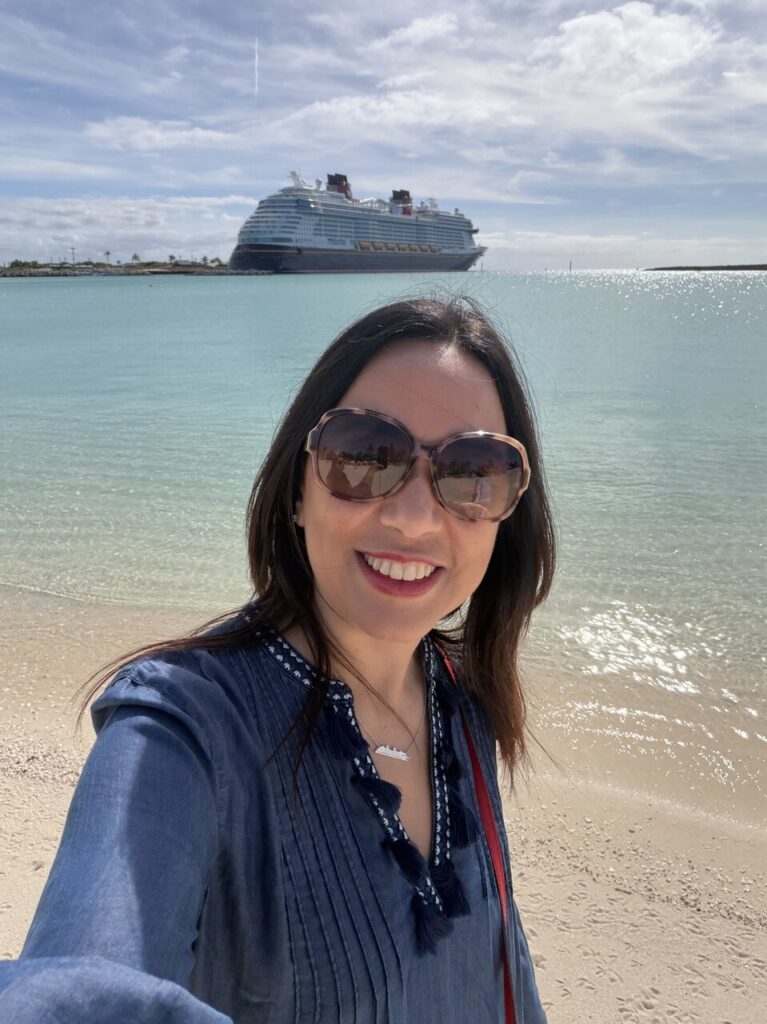 Brasileira alcança a marca de 50 cruzeiros Disney realizados 4 Luciana Misura e o Disney Destiny em Castaway Cay Easy Resize.com