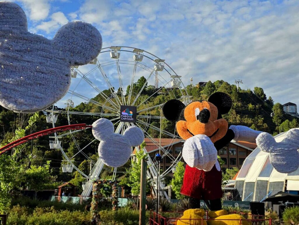 Maior Mickey iluminado da América Latina estreia no Natal dos Sonhos do Parque Capivari 2 Mickey iluminado e o maior da America Latina com 7 metros de altura Easy Resize.com