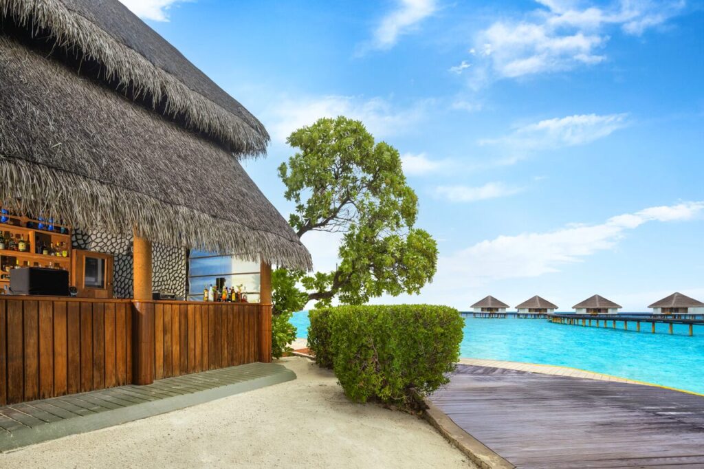Quatro ilhas, quatro experiências únicas: por que os Adaaran Resorts são o destino imperdível deste verão nas Maldivas 4 NIKA BAR 2 Easy Resize.com