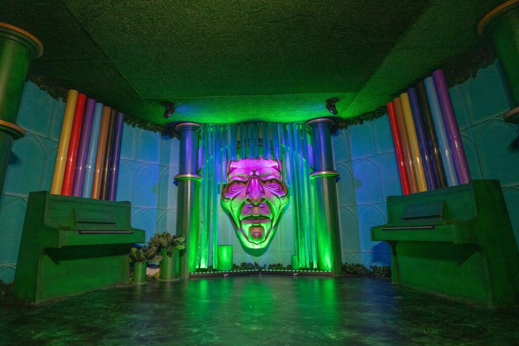 Natal Wicked: Mooca Plaza Shopping inaugura decoração temática nas cores verde e rosa para unir a magia de Oz ao universo natalino 5 Natal Wicked no Mooca Plaza Shopping Creditos divulgacao 12 Easy Resize.com