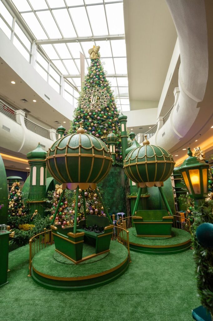 Natal Wicked: Mooca Plaza Shopping inaugura decoração temática nas cores verde e rosa para unir a magia de Oz ao universo natalino 6 Natal Wicked no Mooca Plaza Shopping Creditos divulgacao 2 Easy Resize.com