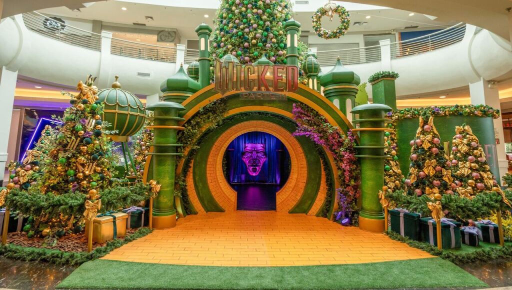 Natal Wicked: Mooca Plaza Shopping inaugura decoração temática nas cores verde e rosa para unir a magia de Oz ao universo natalino 3 Natal Wicked no Mooca Plaza Shopping Creditos divulgacao 4 Easy Resize.com