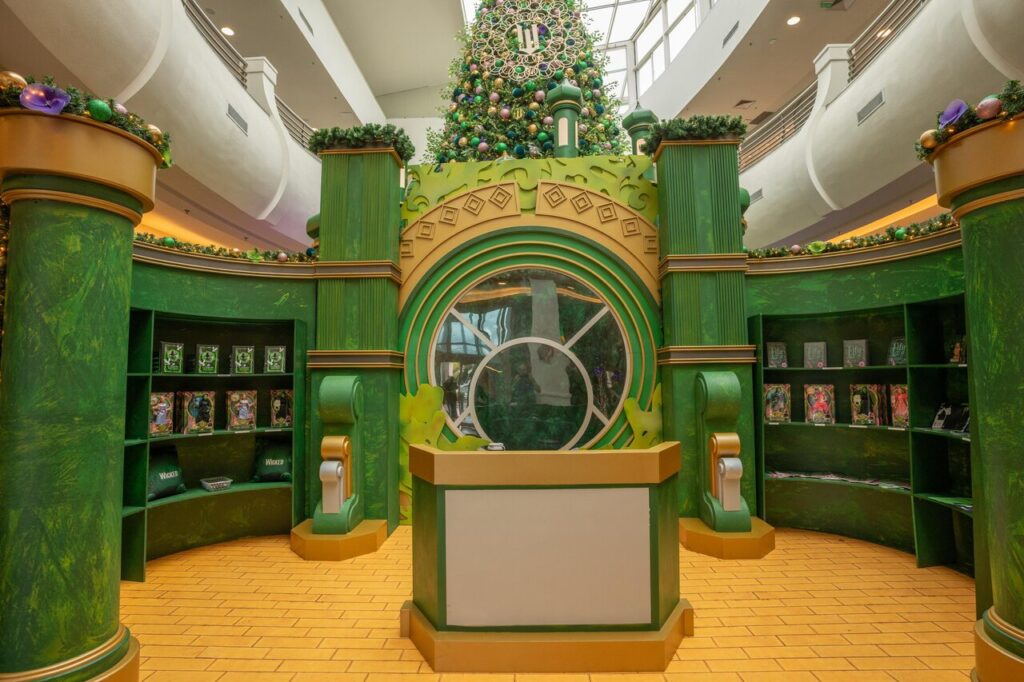 Natal Wicked: Mooca Plaza Shopping inaugura decoração temática nas cores verde e rosa para unir a magia de Oz ao universo natalino 4 Natal Wicked no Mooca Plaza Shopping Creditos divulgacao 5 Easy Resize.com