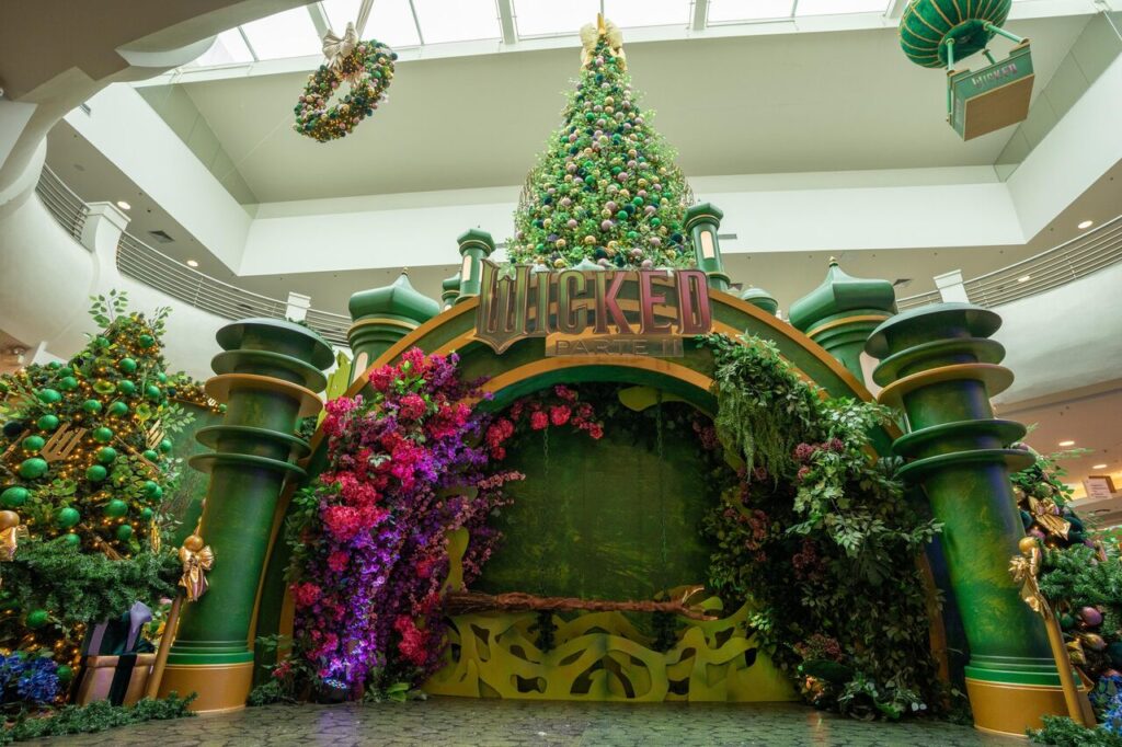 Natal Wicked: Mooca Plaza Shopping inaugura decoração temática nas cores verde e rosa para unir a magia de Oz ao universo natalino 2 Natal Wicked no Mooca Plaza Shopping Creditos divulgacao 8 Easy Resize.com
