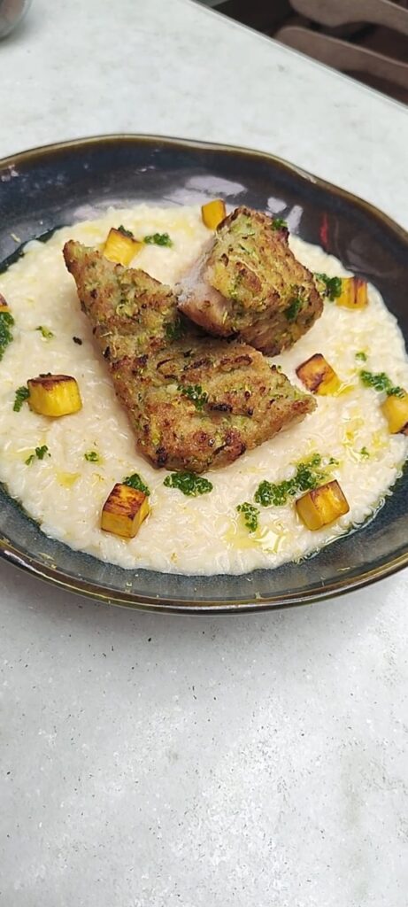 Festival Bom Gourmet estreia em São Paulo com menus completos a preços fixos 11 Pirarucu defumado com risoto de limao siciliano e banana grelhada El Carbon Easy Resize.com