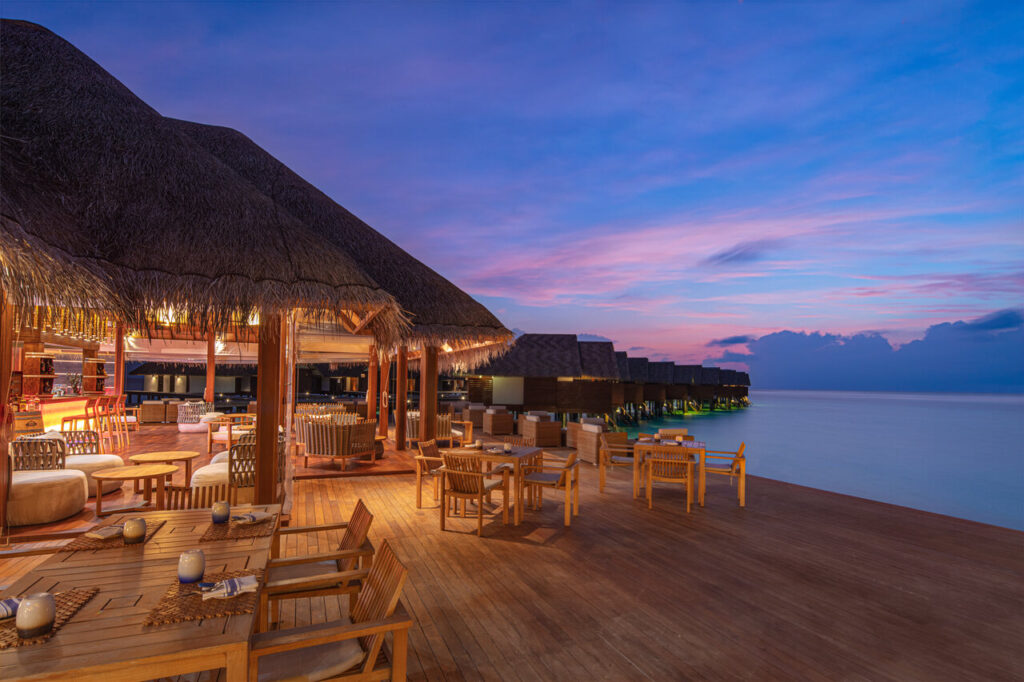Heritance Aarah: Um refúgio gastronômico e sensorial nas Maldivas 4 Ralu Bar Lounge night light 1 Easy Resize.com