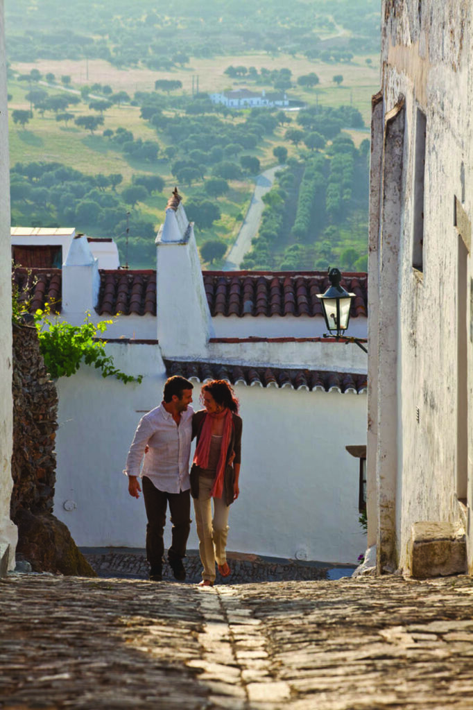 Caminhar pelo Alentejo é o melhor jeito de descobrir a essência da região 18 Seja a dois com amigos ou familia o Alentejo e perfeito para passear Turismo do Alentejo Easy Resize.com
