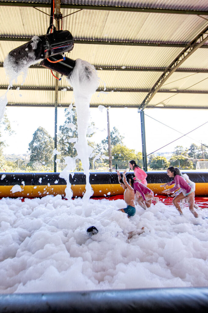 Acampamento Peraltas lança temporada de férias de janeiro unindo diversão, experiências e aprendizado 5 futebol de sabao no acampamento peraltas Easy Resize.com