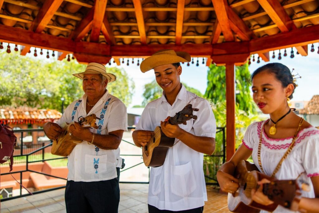 Panamá através de seu povo: mercados locais, gastronomia e tradições 4 large Group playing Panamanian music at Las Tablas La Villa de los Santos Los Santos Province Panama Easy Resize.com