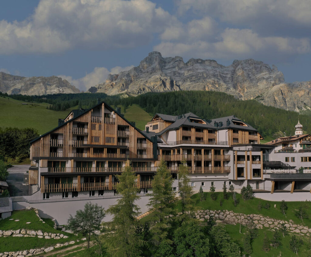 Aman Hotels: Os Santuários de Esqui Despertam para o Inverno 2 Aman Rosa Alpina Italy Property Exterior Easy Resize.com