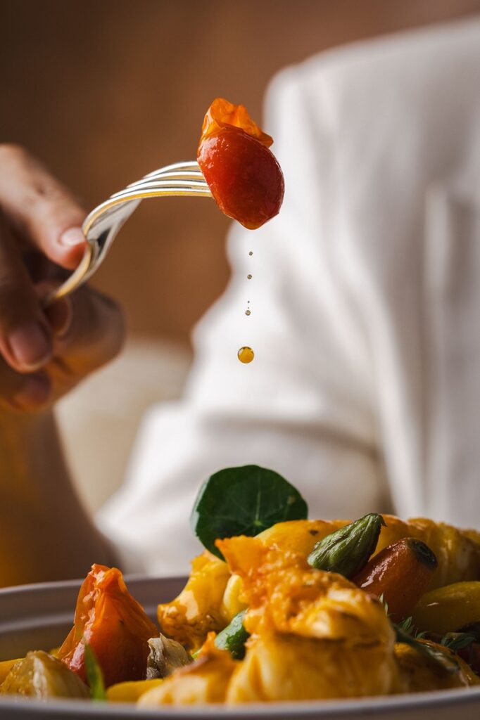 Restaurante Le Marocain do Hotel La Mamounia eleva o tradicional tagine à categoria de alta gastronomia 3 Finalizacao da Tagine de lagosta dAgadir Easy Resize.com