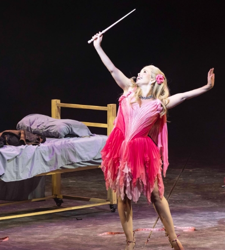 Glinda usando a Varinha de Treino