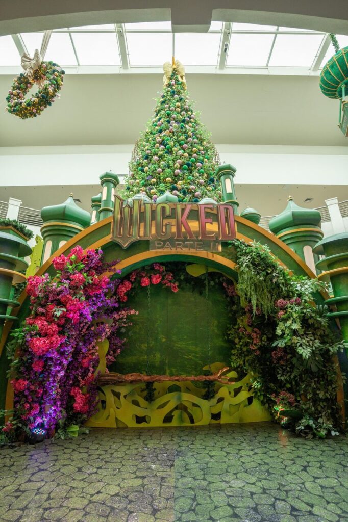 Sessão de fotos exclusiva e gratuita com atrizes do espetáculo musical e dubladoras oficiais do filme Wicked: Parte I e II acontece no Mooca Plaza 2 Natal Wicked no Mooca Plaza Shopping Creditos divulgacao 9 Easy Resize.com