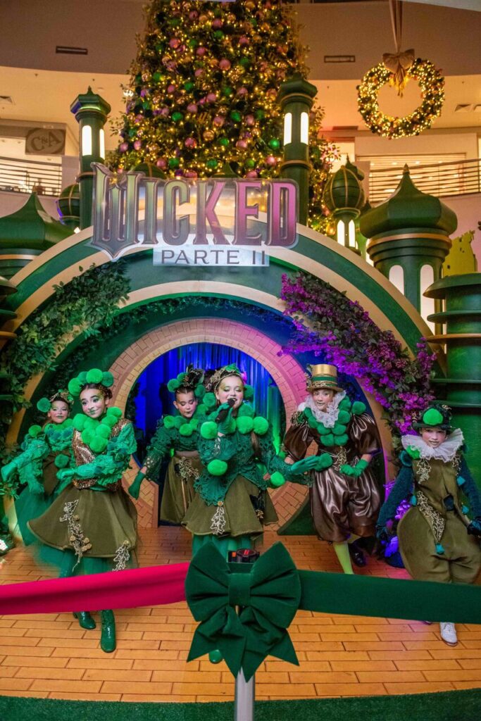 Miniparadas de Natal comandadas por Fernanda Chamma acontecem no Mooca Plaza Shopping 2 Paradas natalinas no Mooca Plaza 1 Easy Resize.com