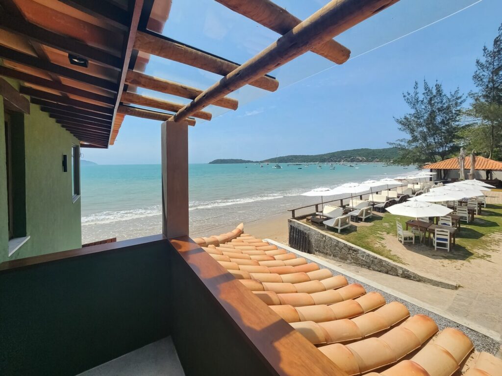 Fim de ano em Búzios: festas badaladas, celebrações intimistas, esportes e onde se hospedar 8 Quarto LUXO vista mar Nativa 6 Easy Resize.com