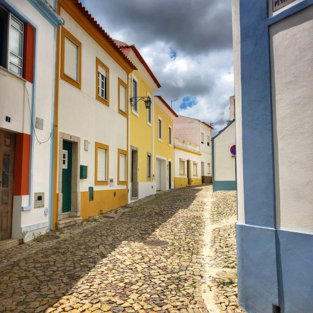 Conheça os encantos de Santiago do Cacém, no Alentejo 3 Ruas estreitas levam ao antigo centro de Santiago do Cacem Easy Resize.com