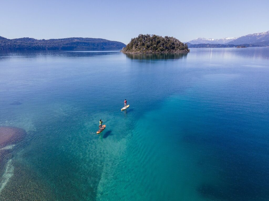 Bariloche é destino de escapada ideal tanto na primavera quanto no verão 4 Stand up paddle na Patagonia. Creditos Emprotur Bariloche Easy Resize.com