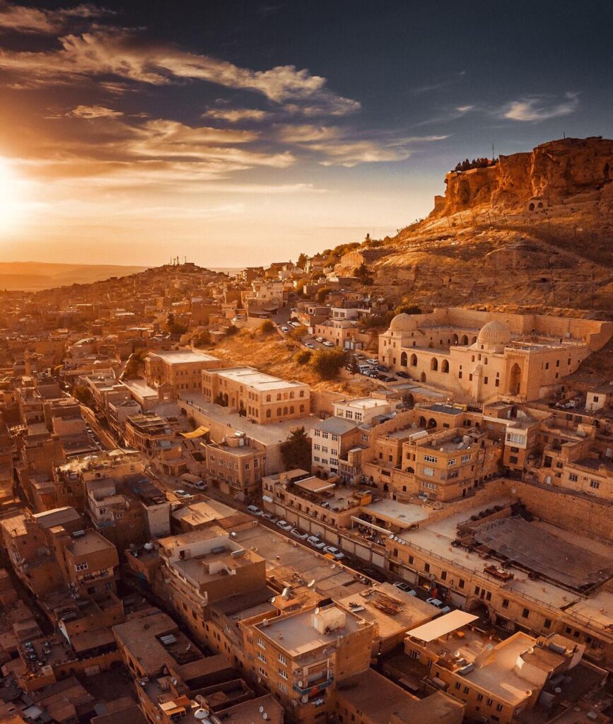 Cidades turcas: tesouros turísticos além de Istambul 2 Tarihi Mardin Evleri ve Sokaklar 305 Drone Easy Resize.com