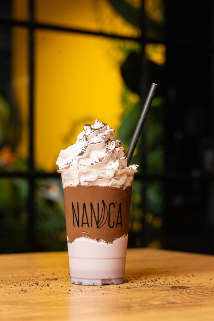 No Dia do Chocolate Quente, rede de franquias Nanica Brasil entra na disputa e aposta em bebidas que vão além da banoffee 2 Bebidas Nanica Brasil Easy Resize.com