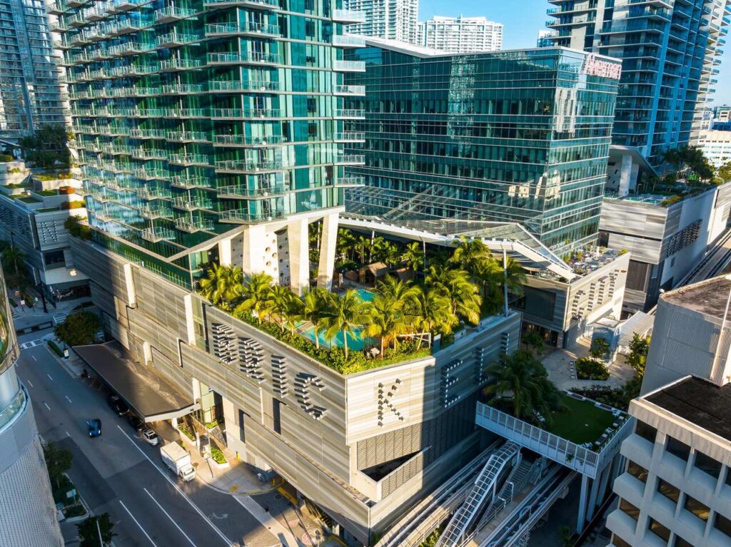 Viajar em 2026: experiências transformadoras para incluir em seu planejamento 4 EAST Miami Drone Exterior Pool 2025 2 alta Easy Resize.com