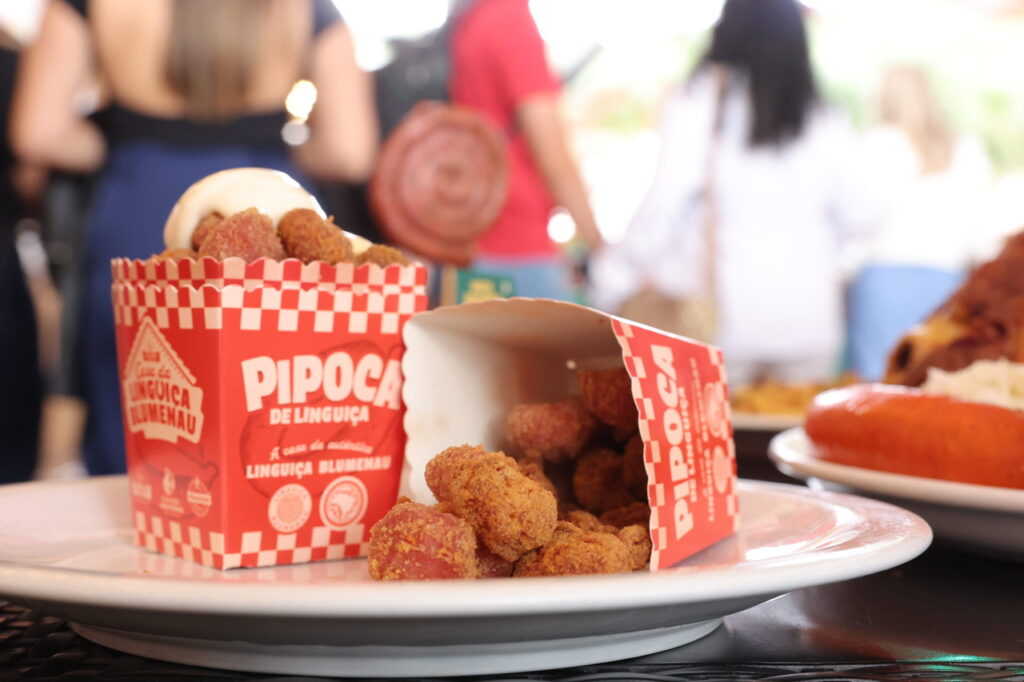Primeiro semestre no Vale Europeu, em Santa Catarina, tem eventos de cultura de imigrantes alemães, italianos e ode à cerveja 2 Olho 251029 Pipoca de linguica Blumenau Credito Daniel Zimmermann Divulgacao Easy Resize.com
