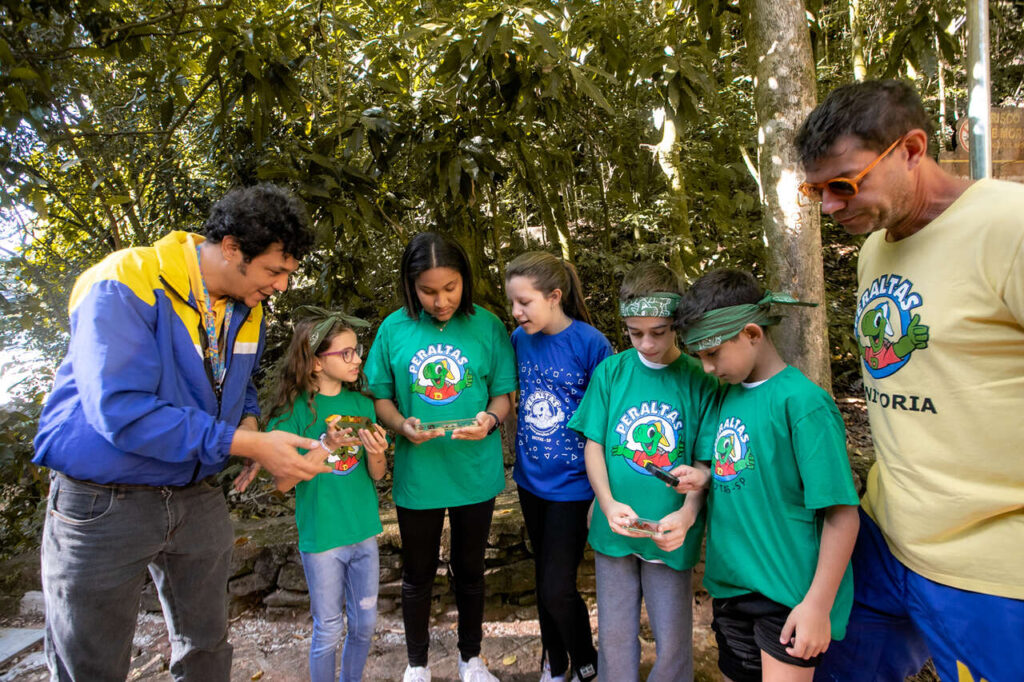 Começa essa semana a temporada de férias do Acampamento Peraltas em Brotas 3 acampantes aprendendo sobre a biologia local Easy Resize.com