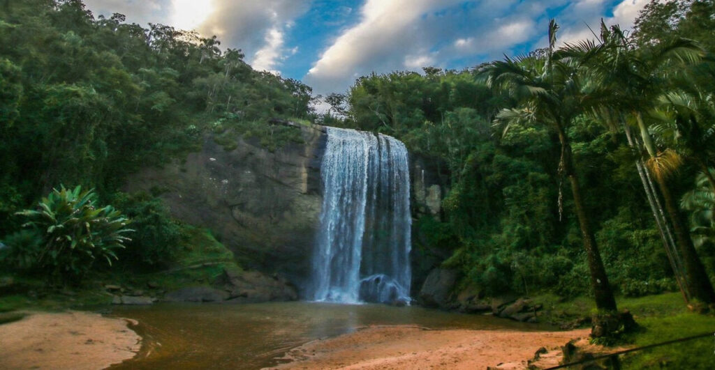 10 destinos para viajar em janeiro perto de São Paulo 4 cachoeira grande Easy Resize.com